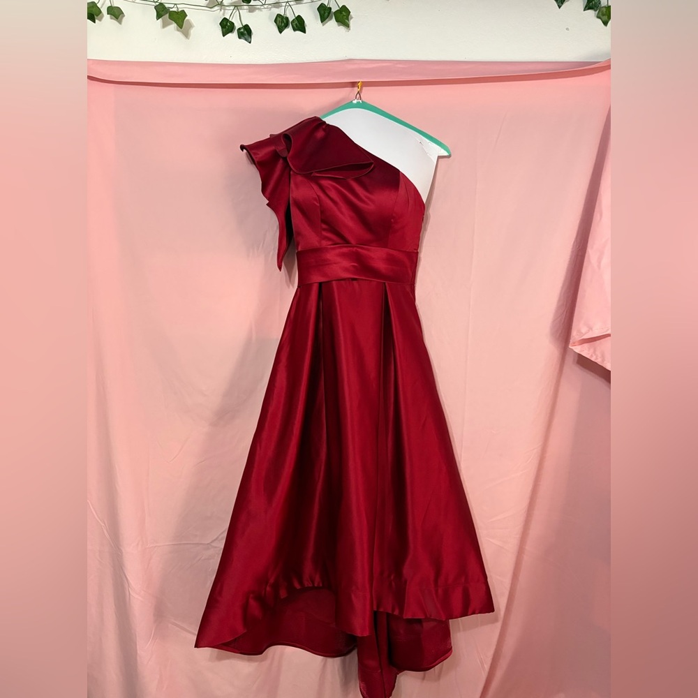 Chic Red One-Shoulder Dress - Picture 2 of 4